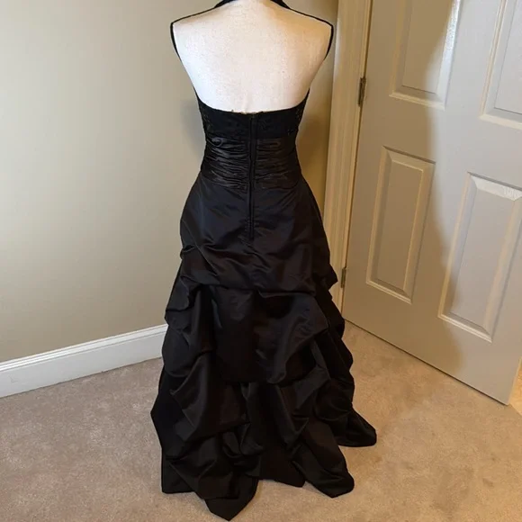 Beautiful vintage ballgown in black. Size 6. Fits like a size 4. - Picture 4 of 9